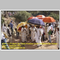 19289 12 276 Beginn der Timkat-Prozession an der Felsenkirche Bet Giyorgis - Lalibela - Aethiopien 2012.JPG